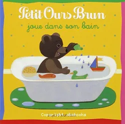 Petit Ours Brun joue dans son bain